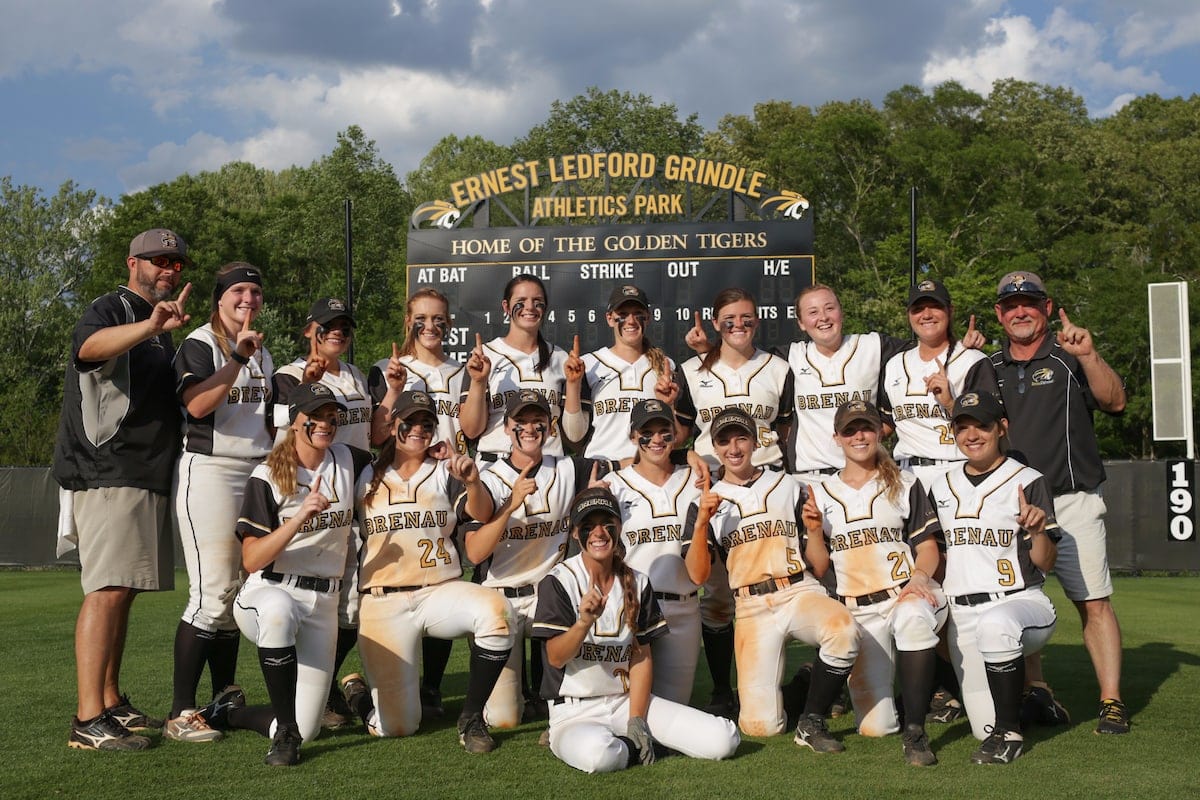 Softball team posing for a photo