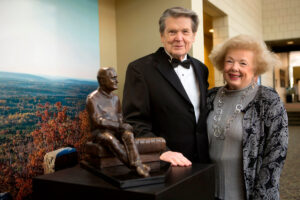 Abit and Kayanne Massey next to statue of FDR