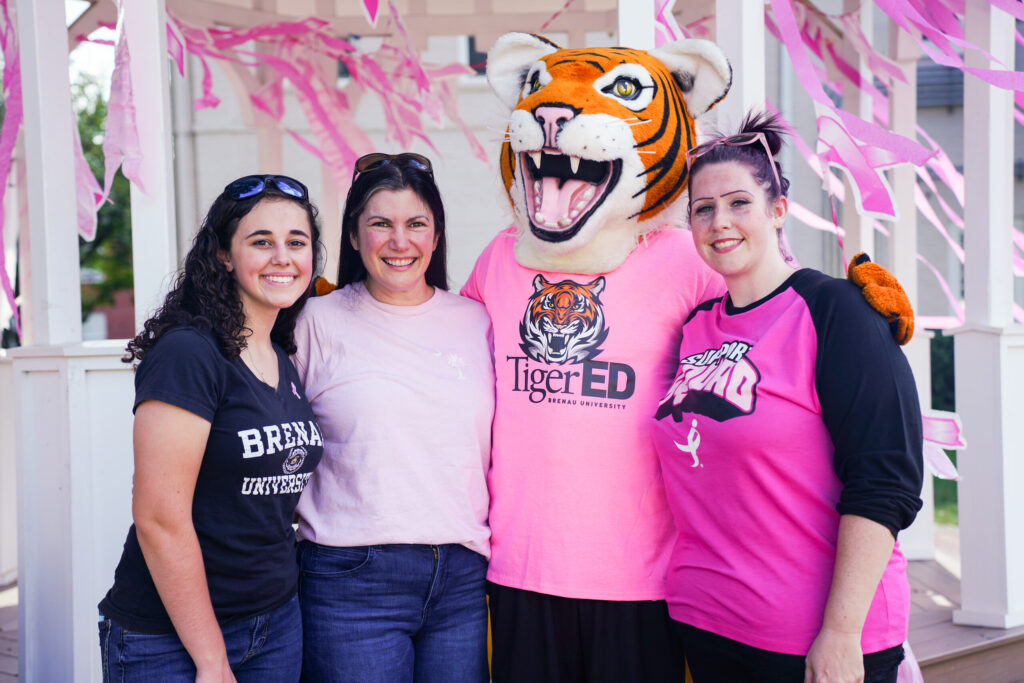 students pose with HJ the tiger mascot